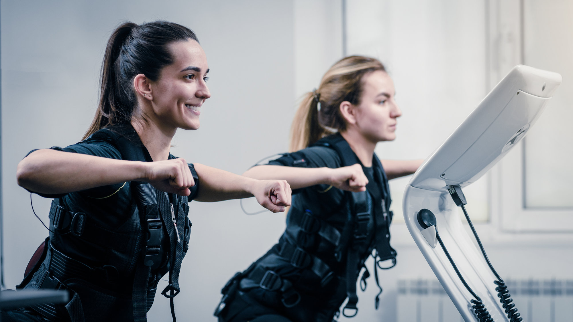 dve ženy cvičia športujú v elektro fitness e-fit