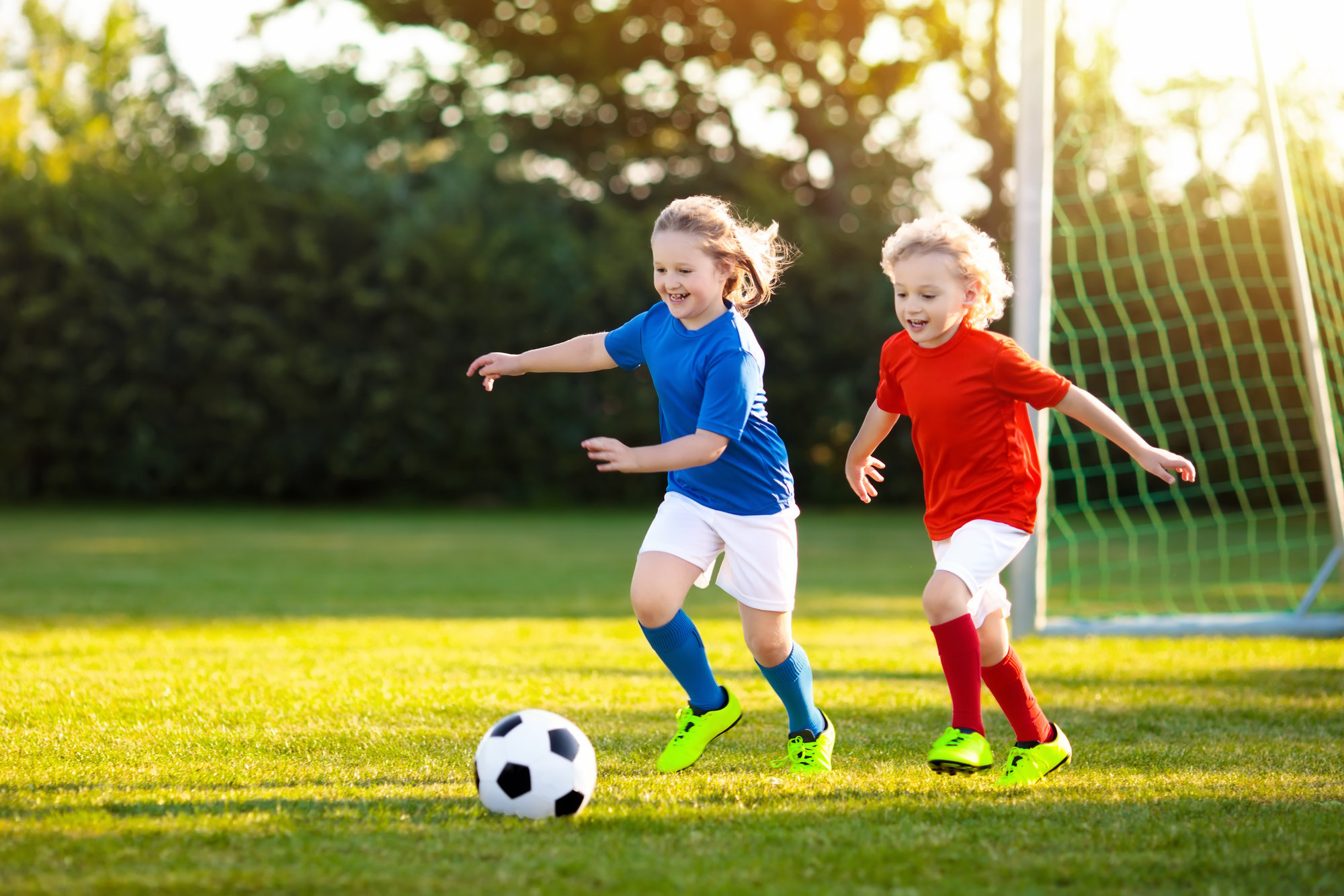 deti futbal hra tráva lopta radosť šport 
