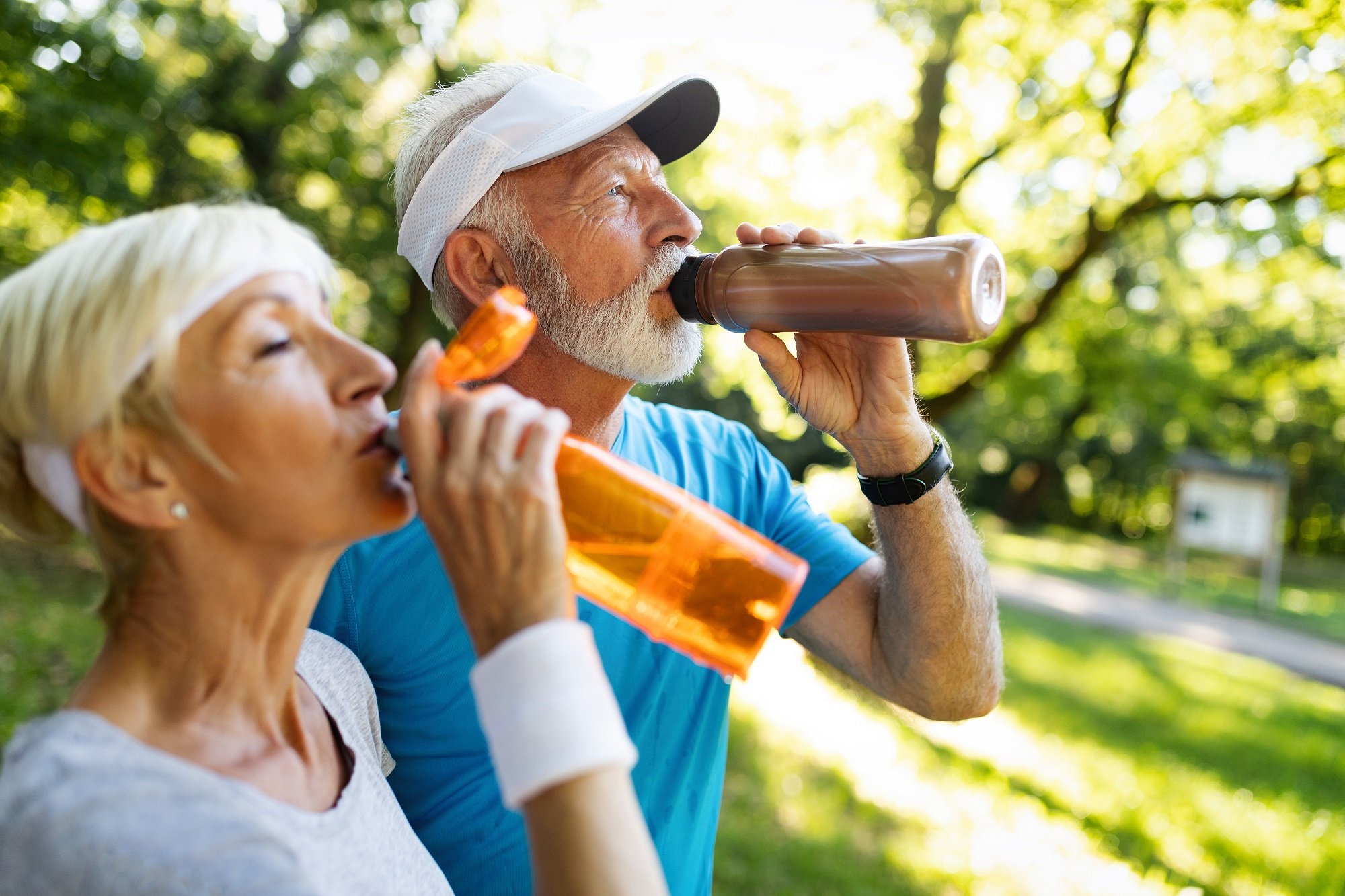 starší ľudia športovci pitie vody hydratácia