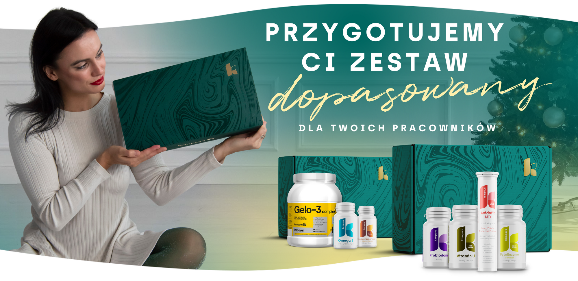 Kobieta pokazuje pudelko prezentowe na zestaw