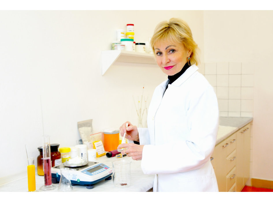Želmíra Komorechová, majiteľka Kompavy v laboratóriu