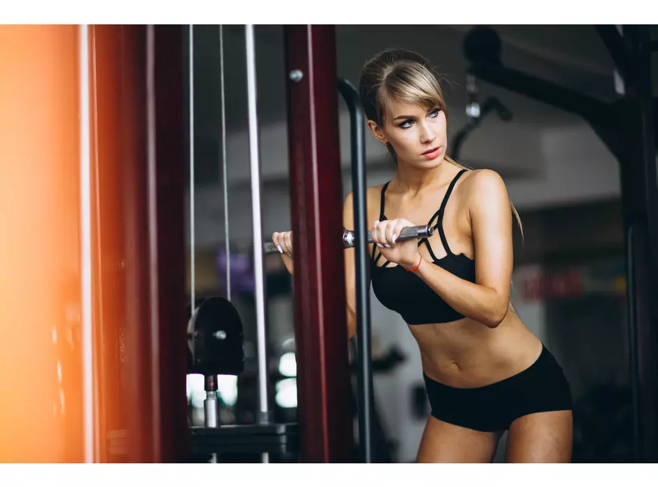 ženska, ki vadi v fitnes centru