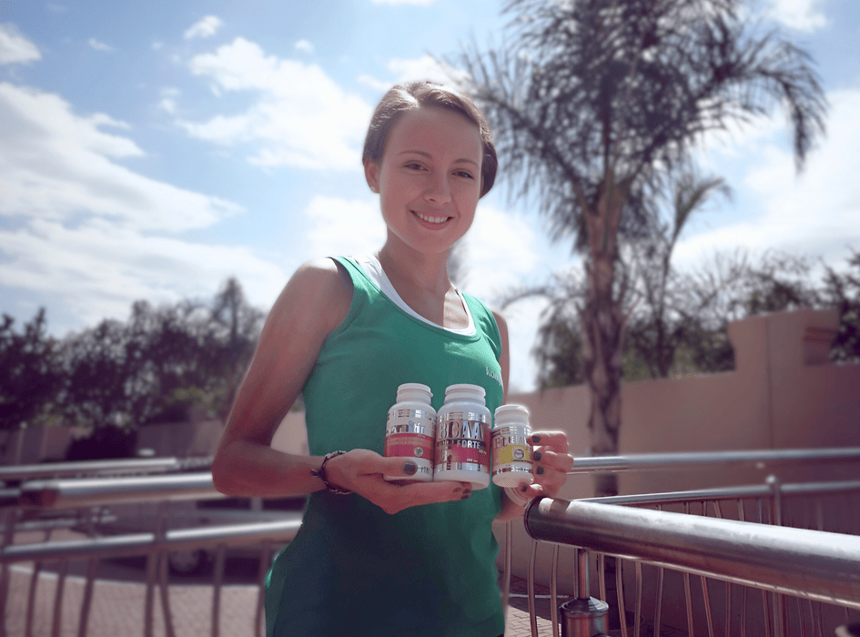 Katka Berešová drží v ruce produkty Kompava