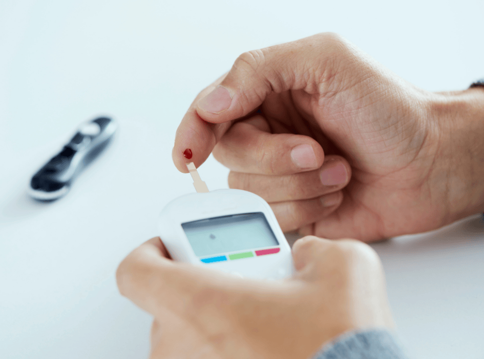 Měření cukru v krvi z prstu-cz-alt