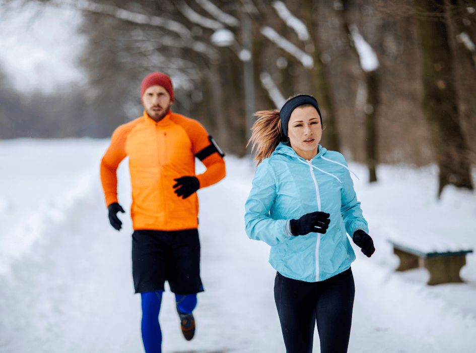 Muž a žena běhají venku na sněhu-cz-alt