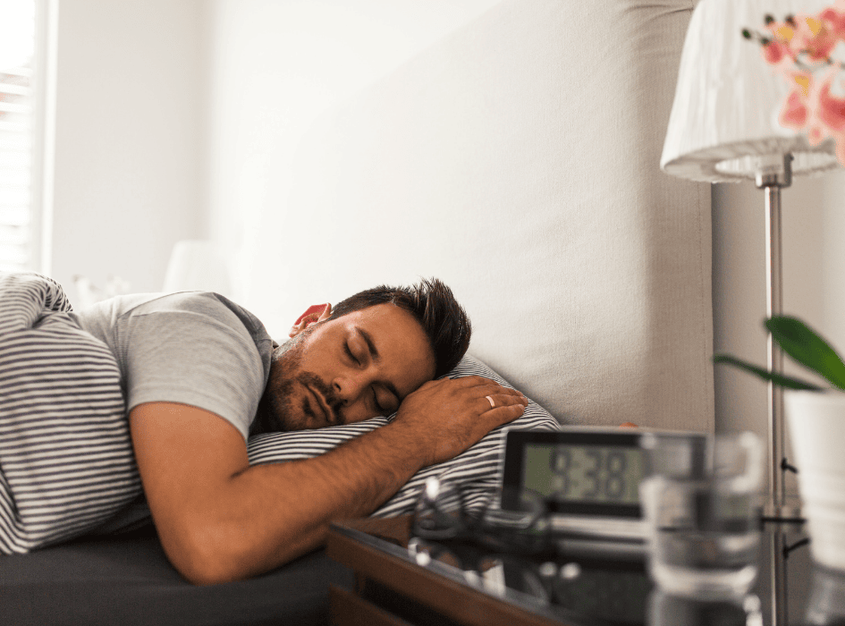 Muž spí v posteli, regenerace-cz-alt