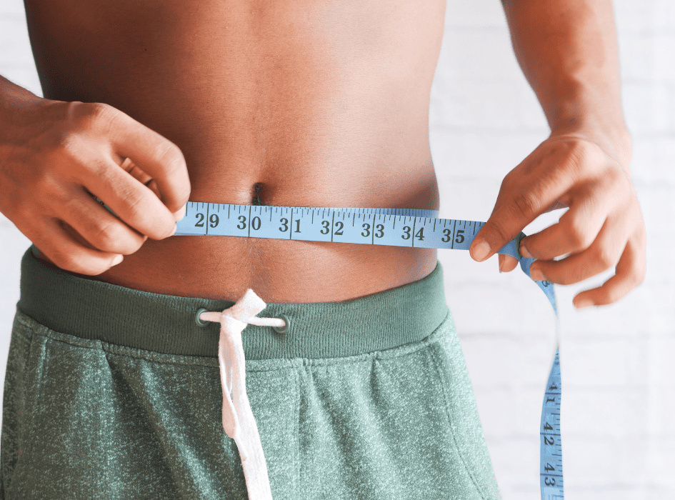 Muži si meria pás metrom-alt