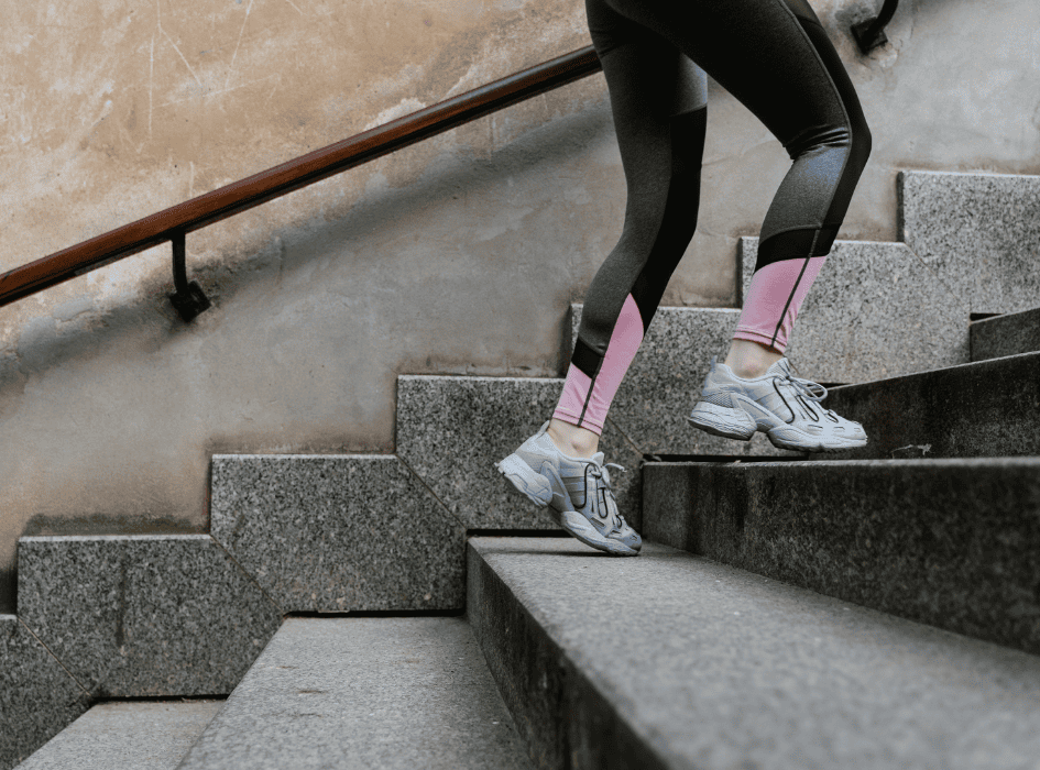 Žena běhá po schodech-cz-alt