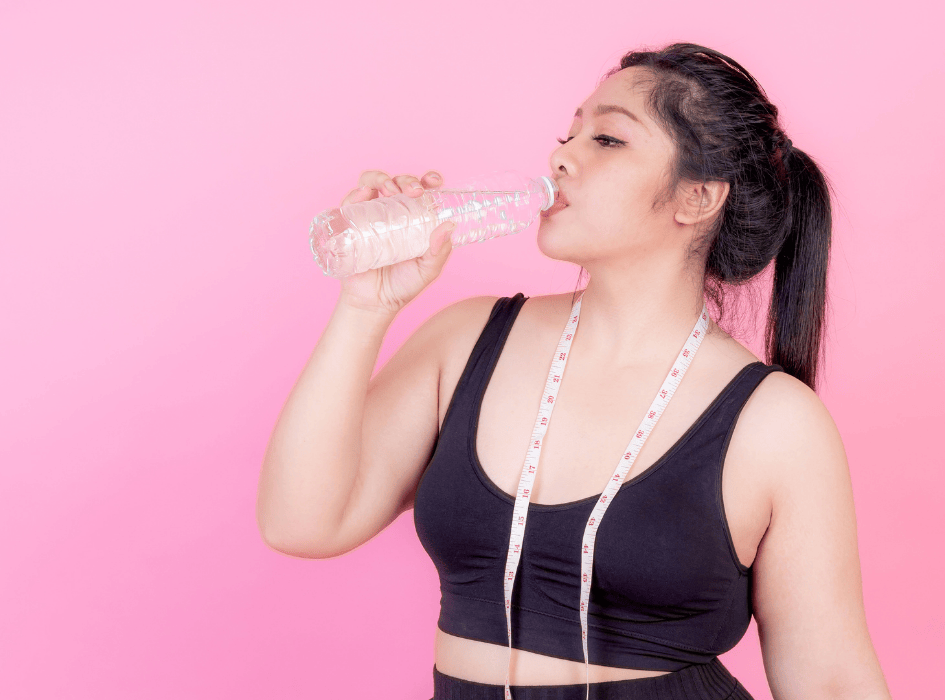 Žena s metrem na krku pije vodu-cz-alt