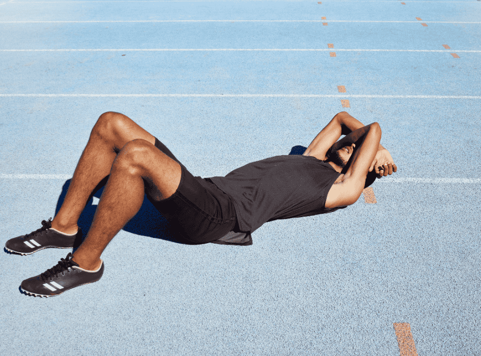 bežec má úpal a leží na zemi-alt