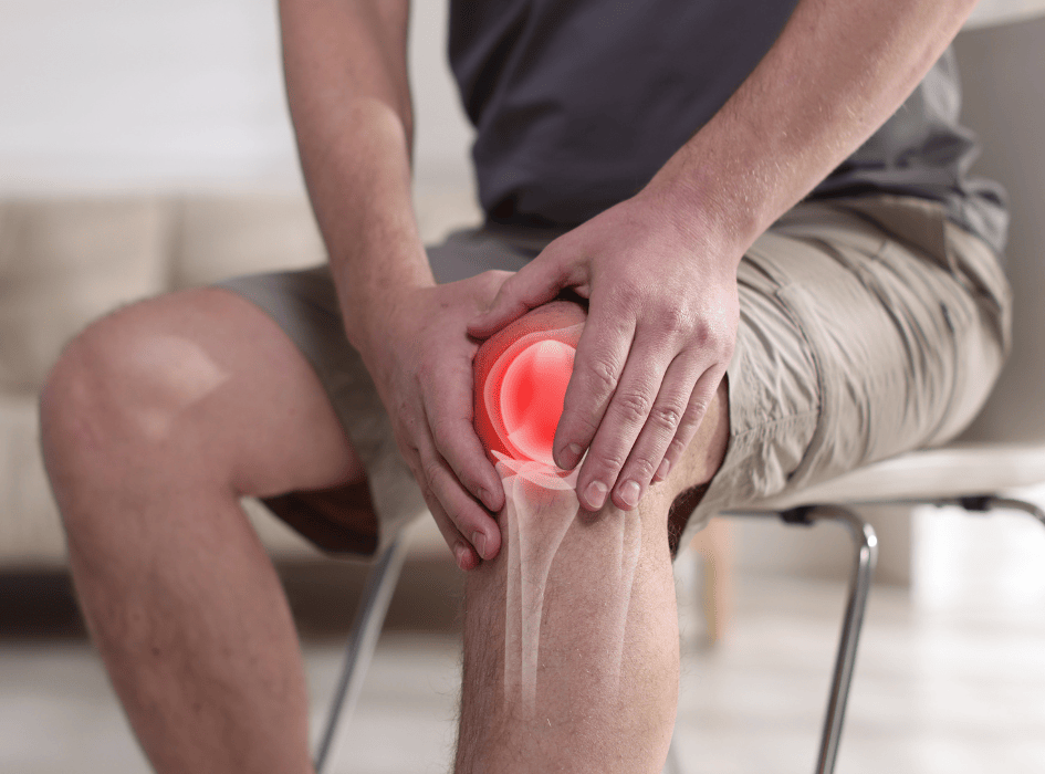 Bolest kolene a kloubů u muže při potížích s pohybovým aparátem