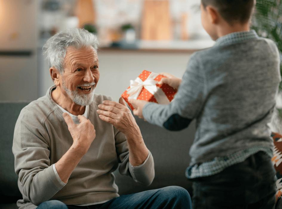 chlapec dává dárek na vánoce pro dědečka-cz-alt