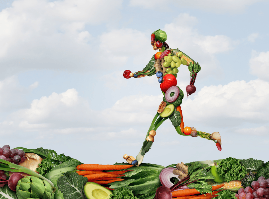 človek zložený z ovocia a zeleniny beží nad kopou ovocia a zeleniny-alt