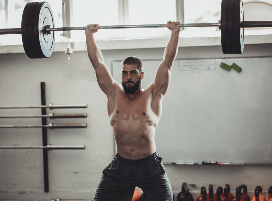 Muž zdvíhajúci činky, crossfit