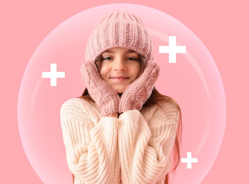 dievča v zimnej čiapke a v rukaviciach