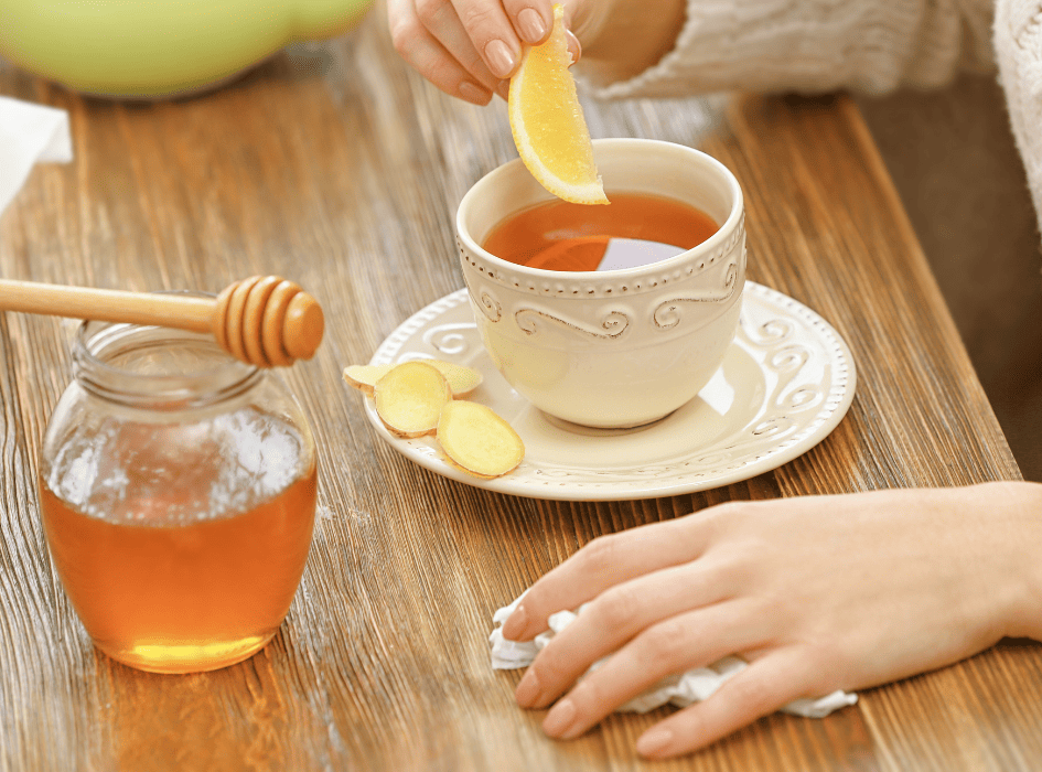 Domáca liečba zapáleného hrdla – teplý čaj s medom, citrónom a zázvorom na bolesť hrdla