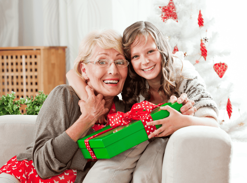 holčička dává dárek na vánoce pro babičku-cz-alt