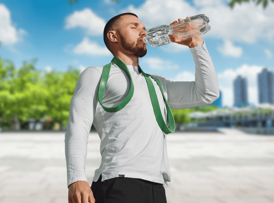 Muž doplňující elektrolyty během sportovního výkonu