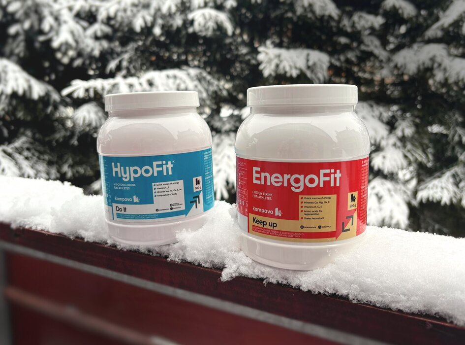 iontové nápoje Kompava položené na snehu