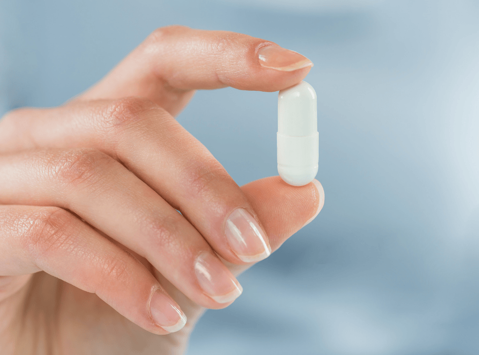 kapsulu vitamínu D3 drží v ruke žena-alt