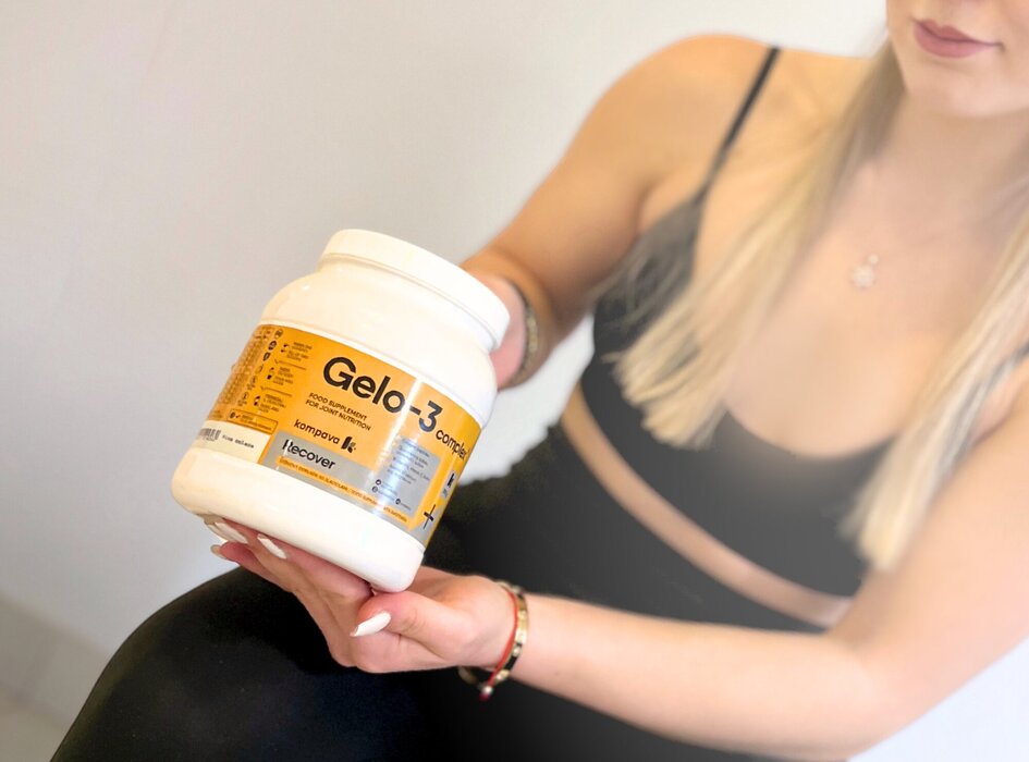 žena drží v ruke kĺbovú výživu Gelo-3 Complex® od Kompavy