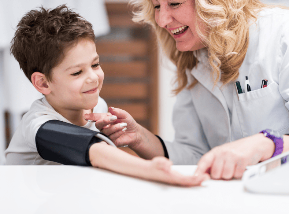 lékařka měří tlak malému chlapci-cz-alt