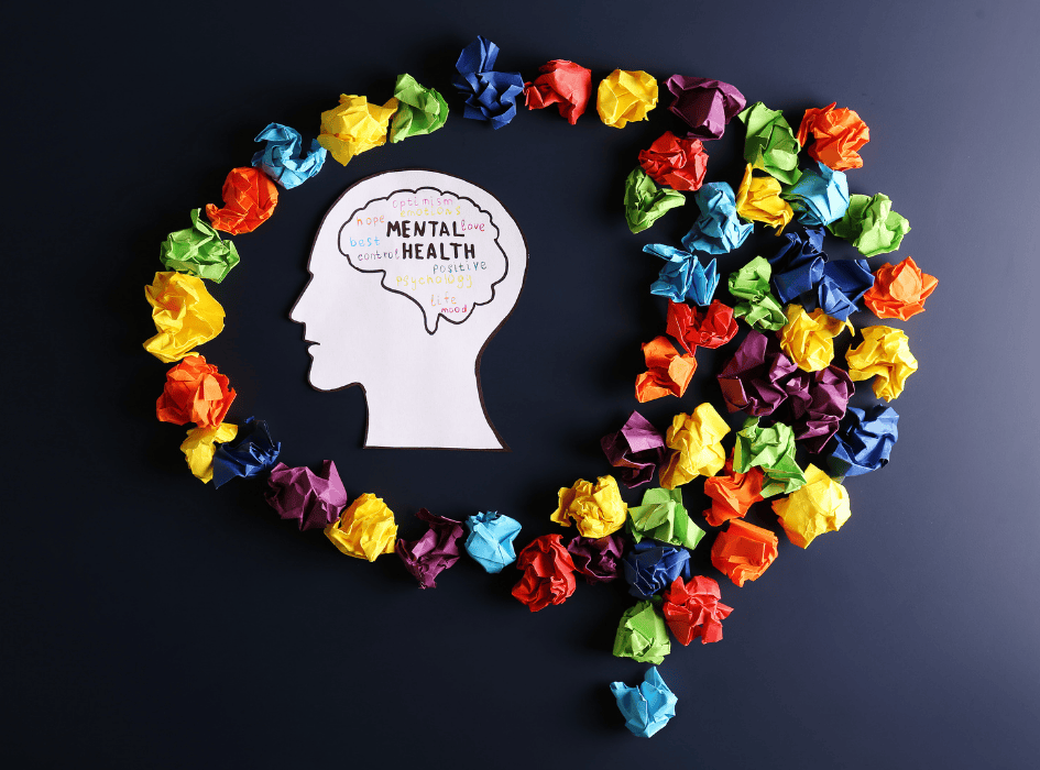 mentální zdraví silueta hlavy a barevné zmačkané papíry-cz-alt