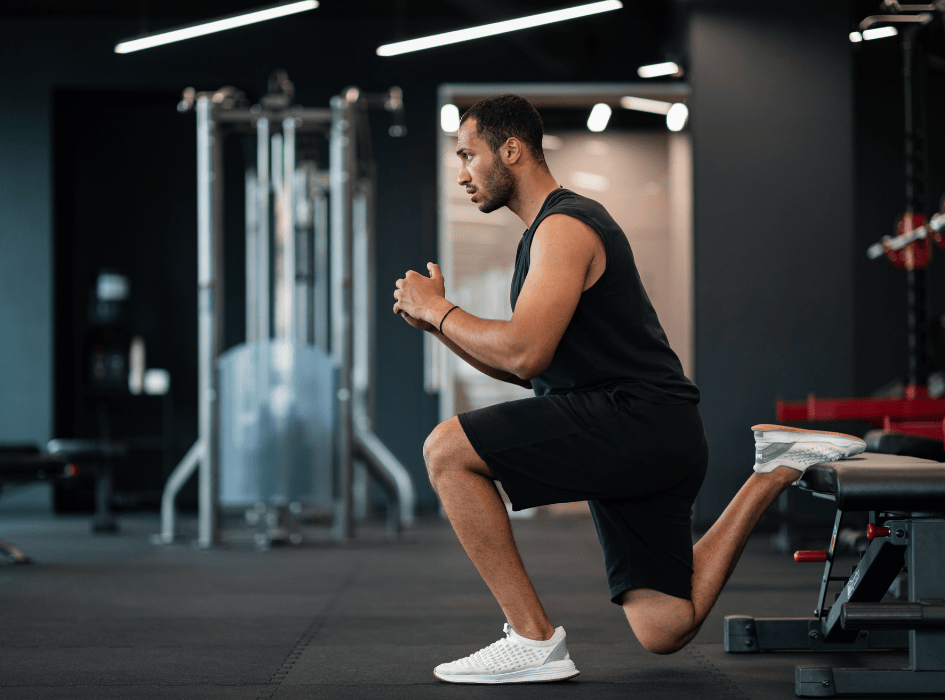 muž cvičí bulharský dřep-cz-alt