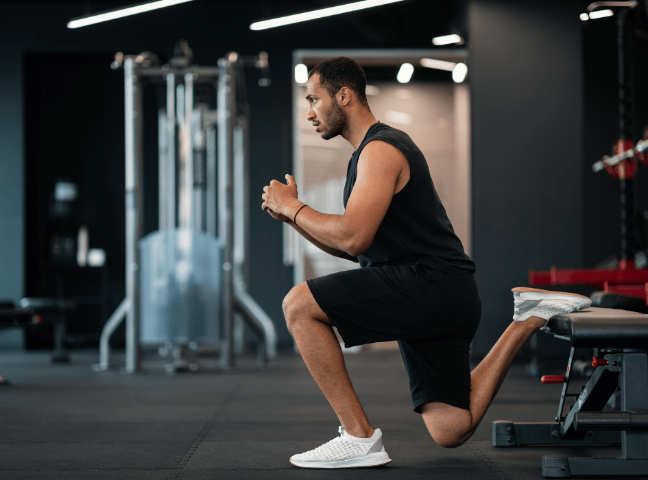 muž cvičí bulharský split dřep, cviky na nohy-cz-alt