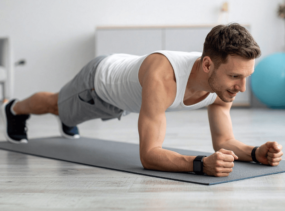 muž cvičí plank v obýváku-cz-alt