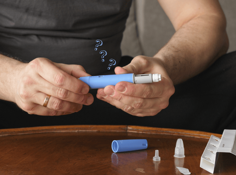 Muž drží Ozempic injekci-cz-alt