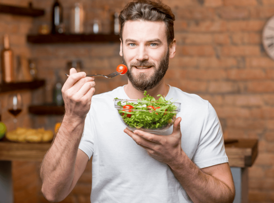 muž má a jí zeleninový salát, hubnutí-cz-alt