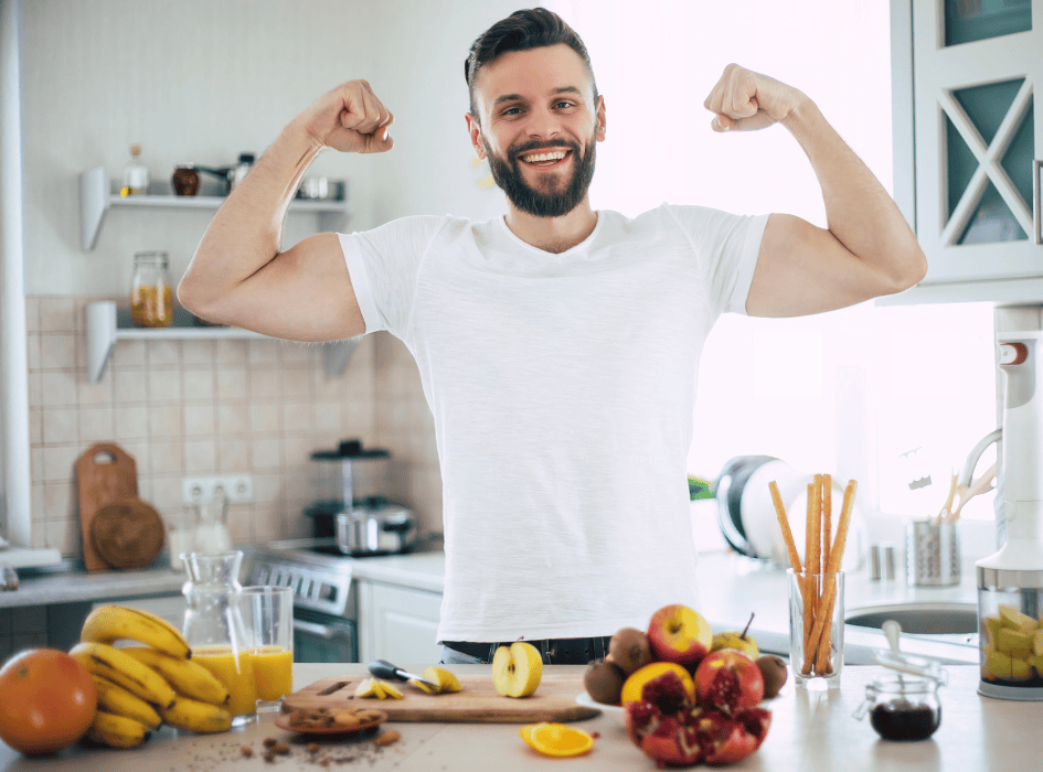 muž napína bicepsy v kuchyni pri ovocí a zelenine-alt