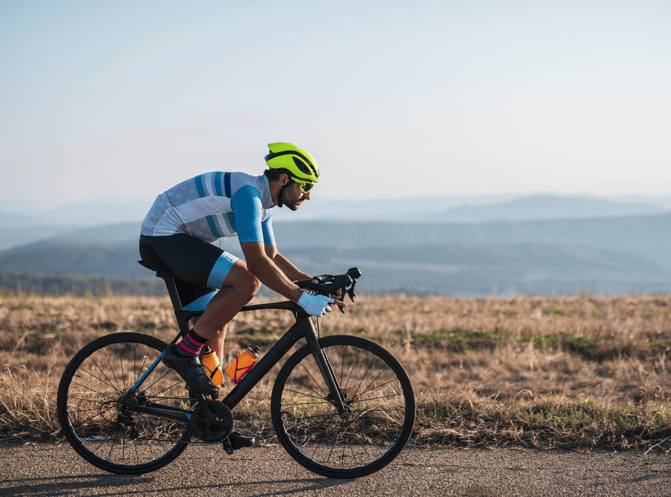 Muž jezdí na kole – aktivní životní styl a sport na čerstvém vzduchu
