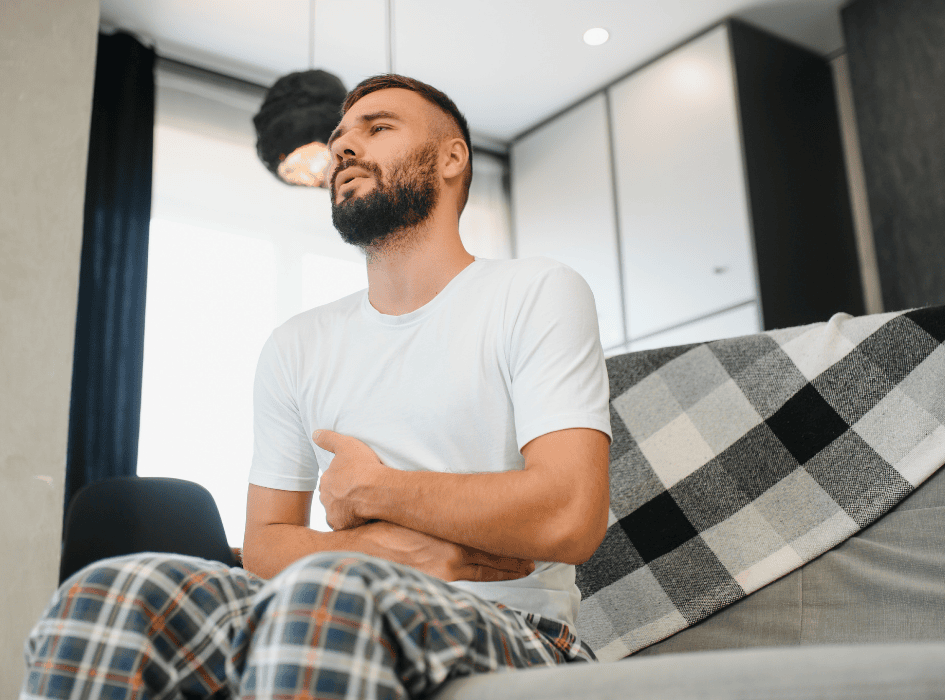 muž sa prejedol a bolí ho brucho-alt