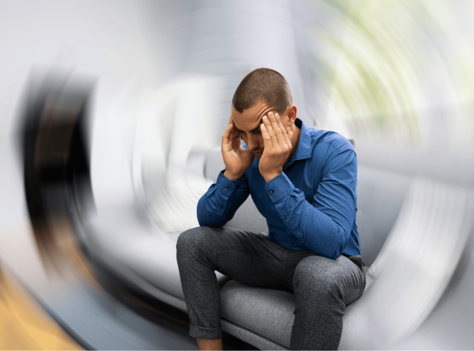 muž sedí a točí sa mu hlava, hmla v hlave-alt