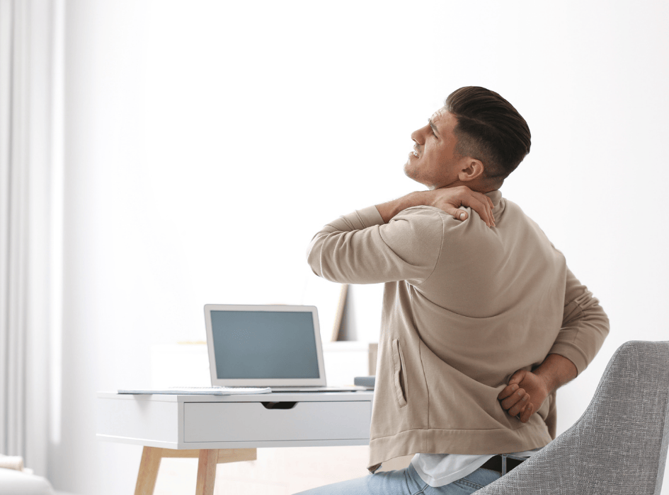 muž sedí u pc a drží si kříže a krční páteř-cz-alt