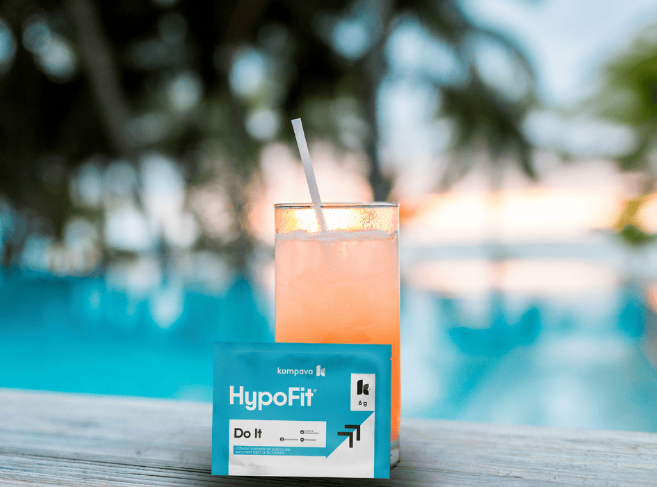nápoj hypofit a sáčok hypofit pri bazéne pod palmami-alt