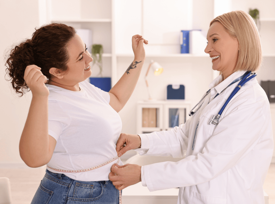 Obézní žena u lékařky měří její pás-cz-alt