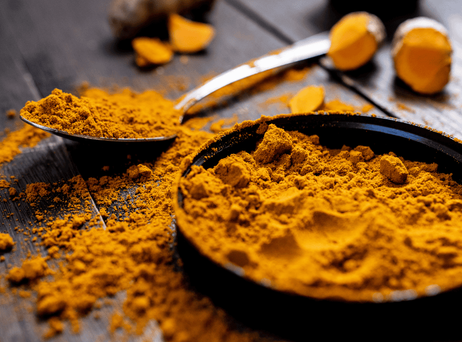 prášek kurkuma v misce a na lžíci-cz-alt