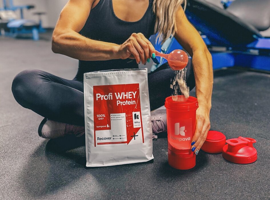 príprava proteínového nápoja Kompava – žena sype prášok do shakeru