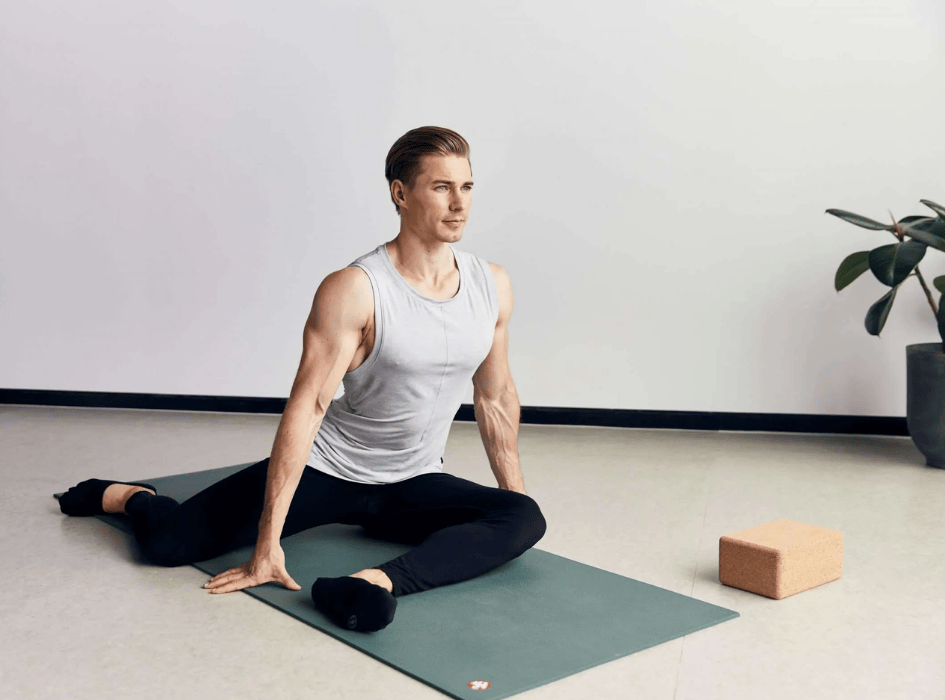 rotačná mobilita bedier cvik precvičuje muž-alt