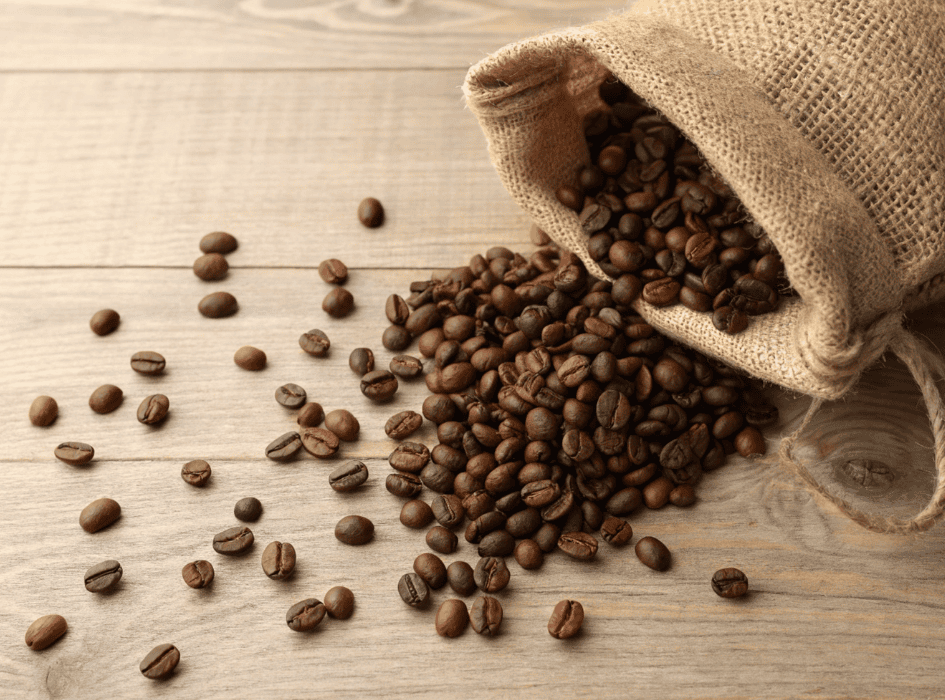 rozsypaná zrnka kávy z pytle-cz-alt