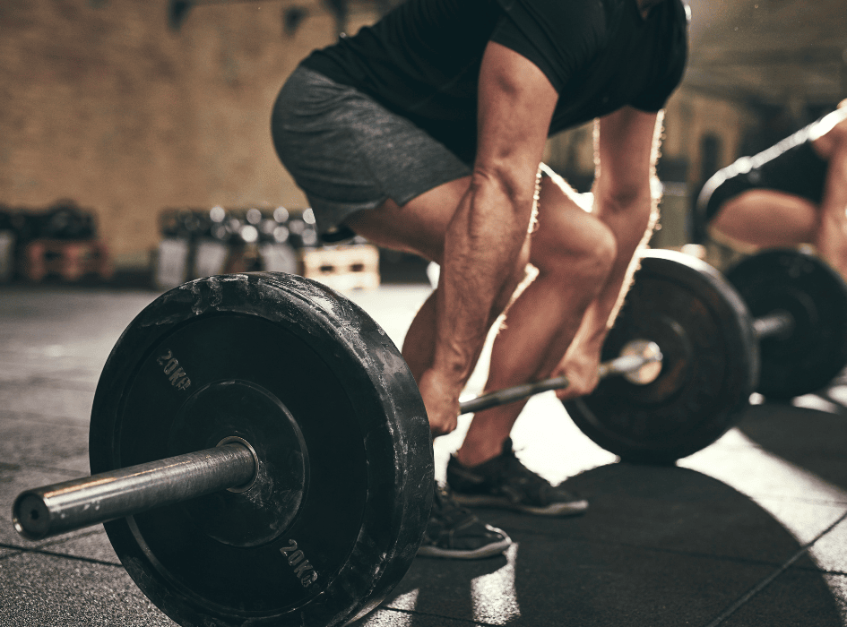 rumunský mrtvý tah cvik na hamstringy, cvičí muž-cz-alt