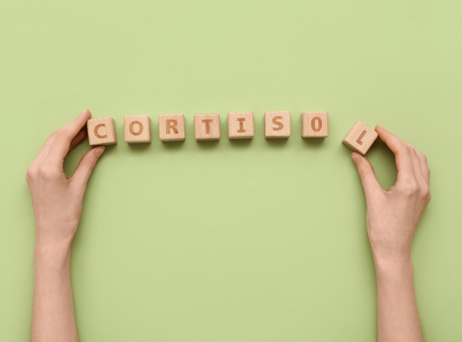 Słowo kortyzol poskladane z kocek