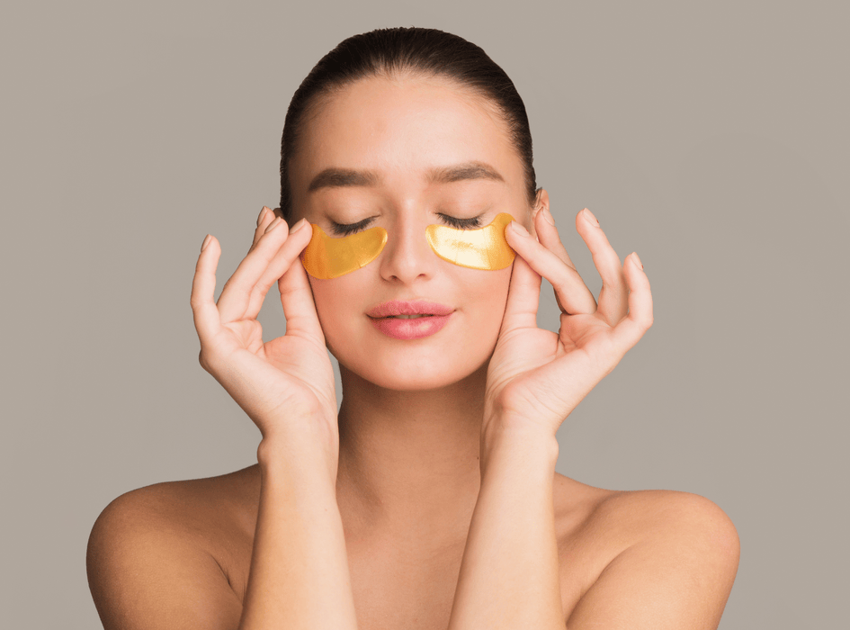 Žena si starostlivo ošetruje pleť – zdravá a žiarivá pokožka