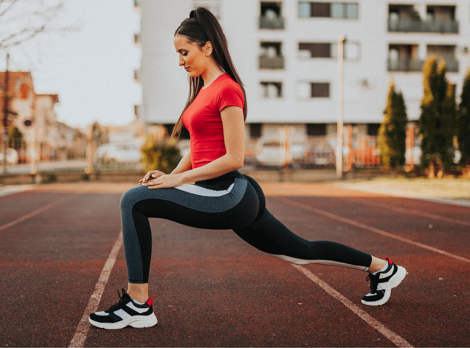 Mobilita a flexibilita při tréninku – žena cvičí výpad pro zlepšení pohyblivosti kyčlí a stability těla