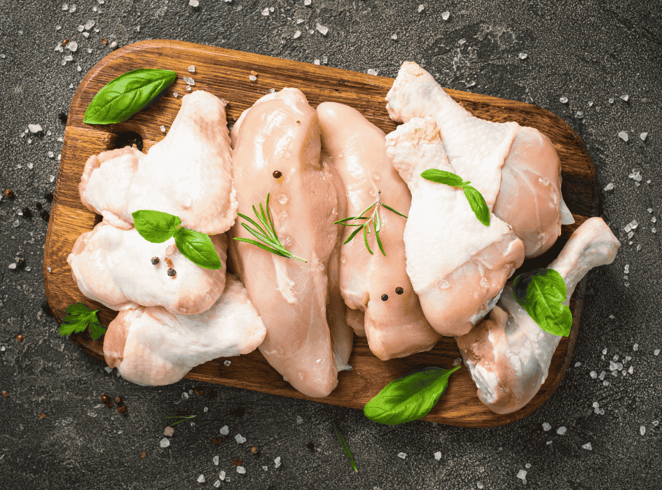 surové kuracie mäso na doske-alt