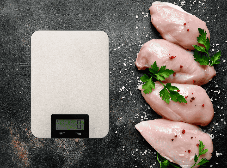 syrová kuřecí prsa vedle digitální kuchyňské váhy-cz-alt