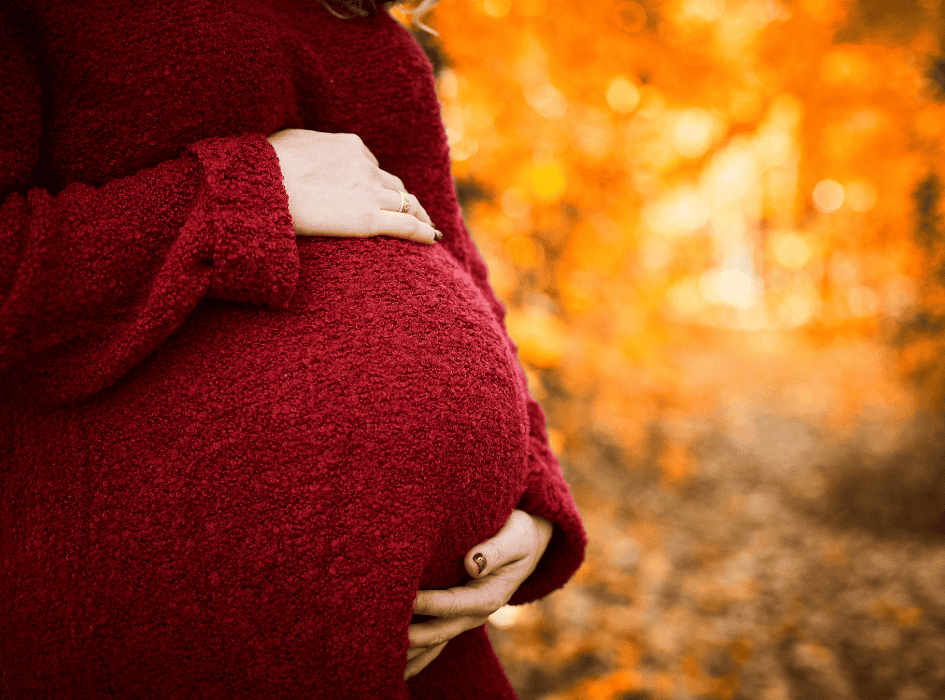 těhotná žena si drží bříško venku v podzimním slunečném dni-cz-alt